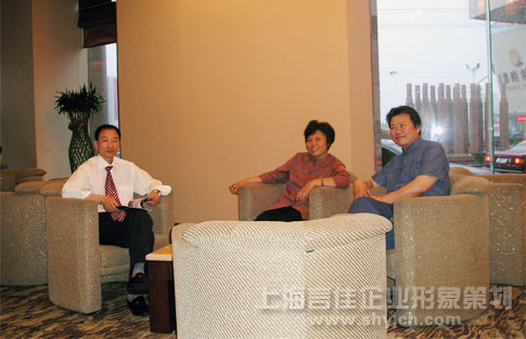 《当代美术》主编王奇寅于14日来分公司做客，即兴作画。